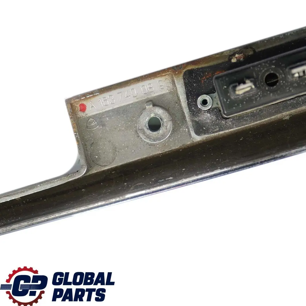 Mercedes-Benz M-Klasse ML W163 Griffleiste Lampe Heckklappe Verkleidung Chrom für mit Teilenummer A1637400893 Mercedes-Benz M-Klasse ML W163 Griffleiste Lampe Heckklappe Verkleidung Chrom - SKU A1637400893 - Teilenummer A1637400893