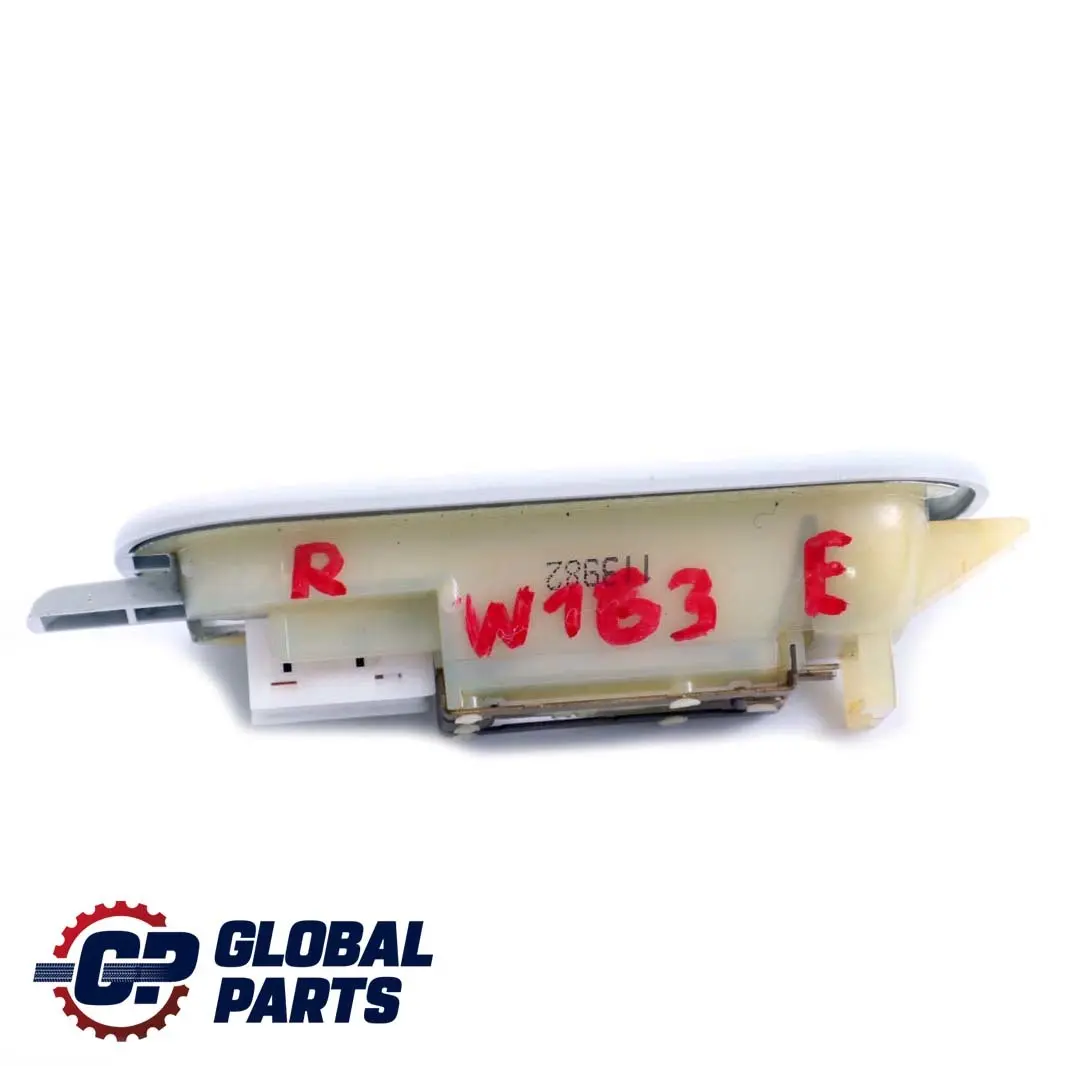  Mercedes-Benz Clase M ML W163 Luz Interior Trasera Techo Derecha - SKU A1638201623 - Número de pieza A1638201623