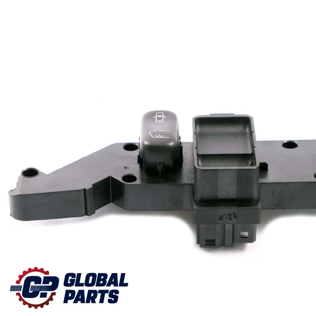 Przełącznik Oświetlenia Wnętrza do Mercedes ML W163 o numerze A1638203610 Mercedes ML W163 Przełącznik Oświetlenia Wnętrza - SKU A1638203610 - Numer Części A1638203610