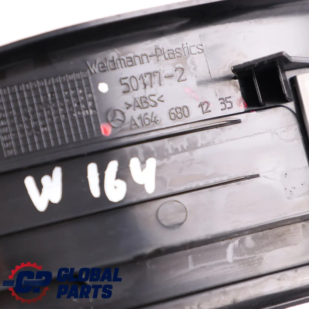 Cache garniture panneau poussée rail arrière droit pour Mercedes ML W164 à propos du numéro de pièce A1646801235 Mercedes ML W164 Cache garniture panneau poussée rail arrière droit - SKU A1646801235 - Numéro de pièce A1646801235