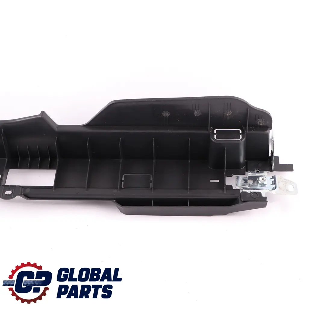 Cache panneau d'habillage rail plancher coffre arrière droit pour Mercedes ML W164 à propos du numéro de pièce A1646801831 Mercedes ML W164 Cache panneau d'habillage rail plancher coffre arrière droit - SKU A1646801831 - Numéro de pièce A1646801831