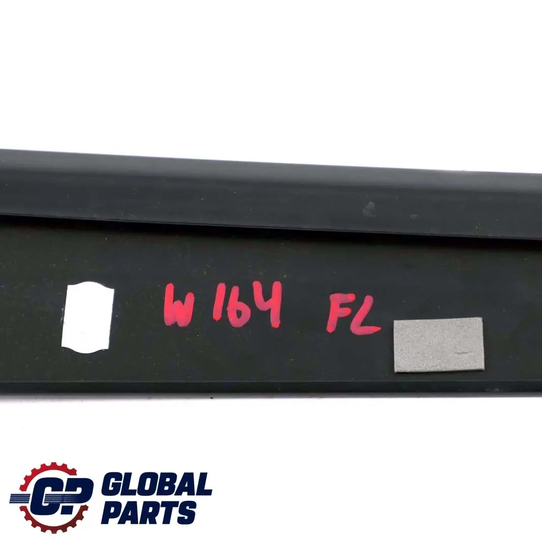 Mercedes W164 Cadre fenêtre Couvercle montant B Porte avant gauche - SKU A1646900087 - Numéro de pièce A1646900087