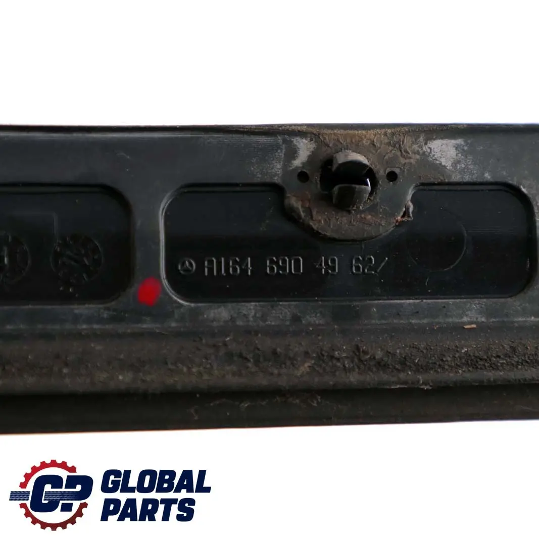 Joint d'étanchéité de porte arrière gauche pour Mercedes ML W164 à propos du numéro de pièce A1646904962 Mercedes ML W164 Joint d'étanchéité de porte arrière gauche - SKU A1646904962 - Numéro de pièce A1646904962