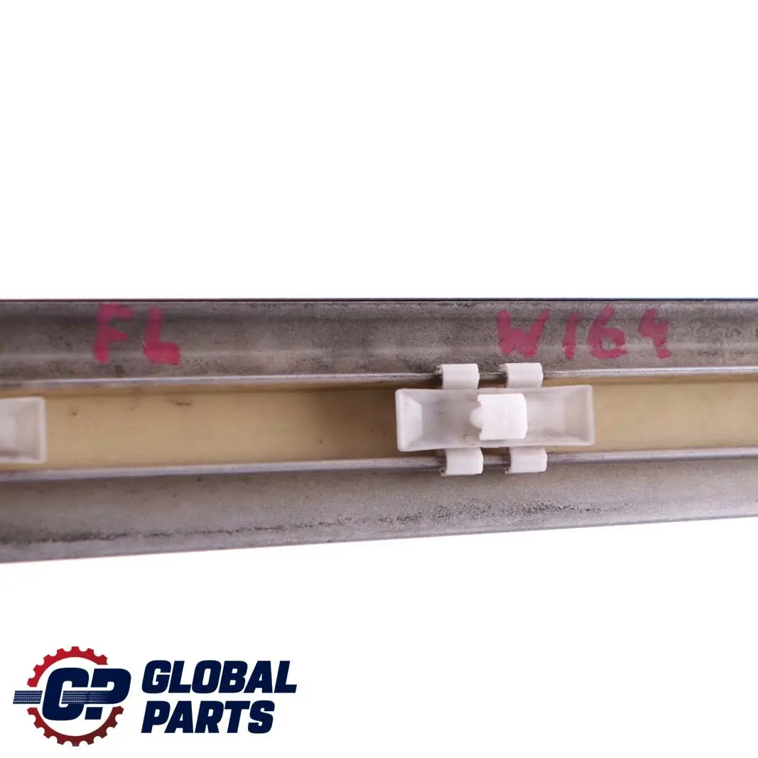 Striscia rivestimento porta sinistra Iridium Argento brillante per Mercedes ML W164 con numero di parte A1646905162 Mercedes ML W164 Striscia rivestimento porta sinistra Iridium Argento brillante - SKU A1646905162-IRS - Numero di parte A1646905162