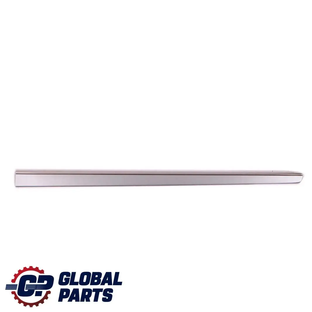 Striscia modanatura porta anteriore destra Iridium Silver 775 per Mercedes ML W164 con numero di parte A1646905262 Mercedes ML W164 Striscia modanatura porta anteriore destra Iridium Silver 775 - SKU A1646905262-IRS - Numero di parte A1646905262
