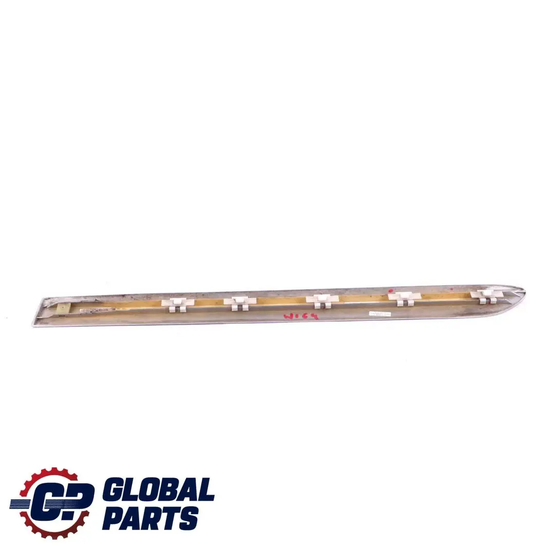 Striscia Modanatura Posteriore Destra Iridium Silver - 775 per Mercedes ML W164 con numero di parte A1646905462 Mercedes ML W164 Striscia Modanatura Posteriore Destra Iridium Silver - 775 - SKU A1646905462-IRS - Numero di parte A1646905462