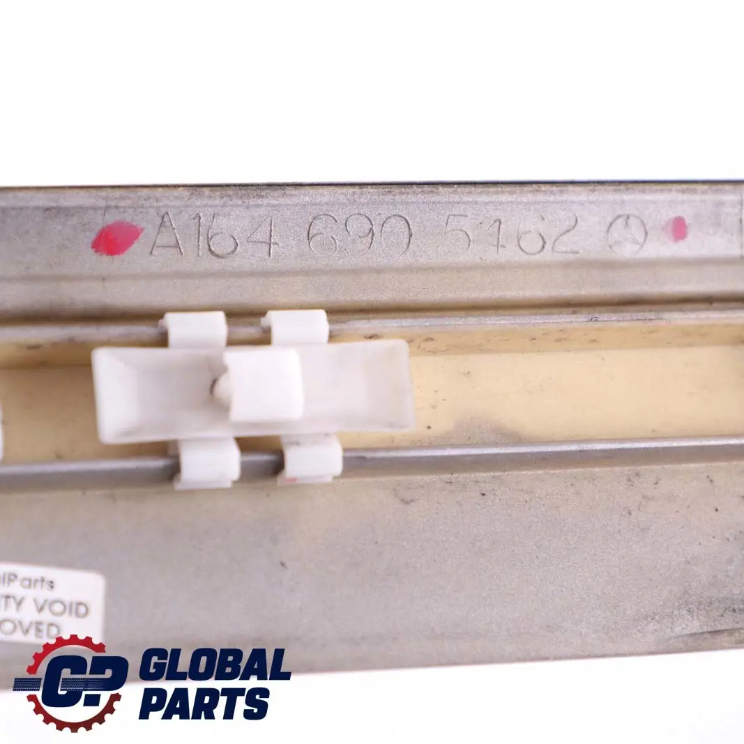 Striscia Modanatura Posteriore Destra Iridium Silver - 775 per Mercedes ML W164 con numero di parte A1646905462 Mercedes ML W164 Striscia Modanatura Posteriore Destra Iridium Silver - 775 - SKU A1646905462-IRS - Numero di parte A1646905462