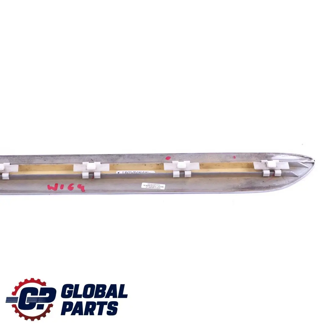 Banda De Moldura De Puerta Trasera Derecha Plata Iridio - 775 para Mercedes ML W164 con número de pieza A1646905462 Mercedes ML W164 Banda De Moldura De Puerta Trasera Derecha Plata Iridio - 775 - SKU A1646905462-IRS - Número de pieza A1646905462