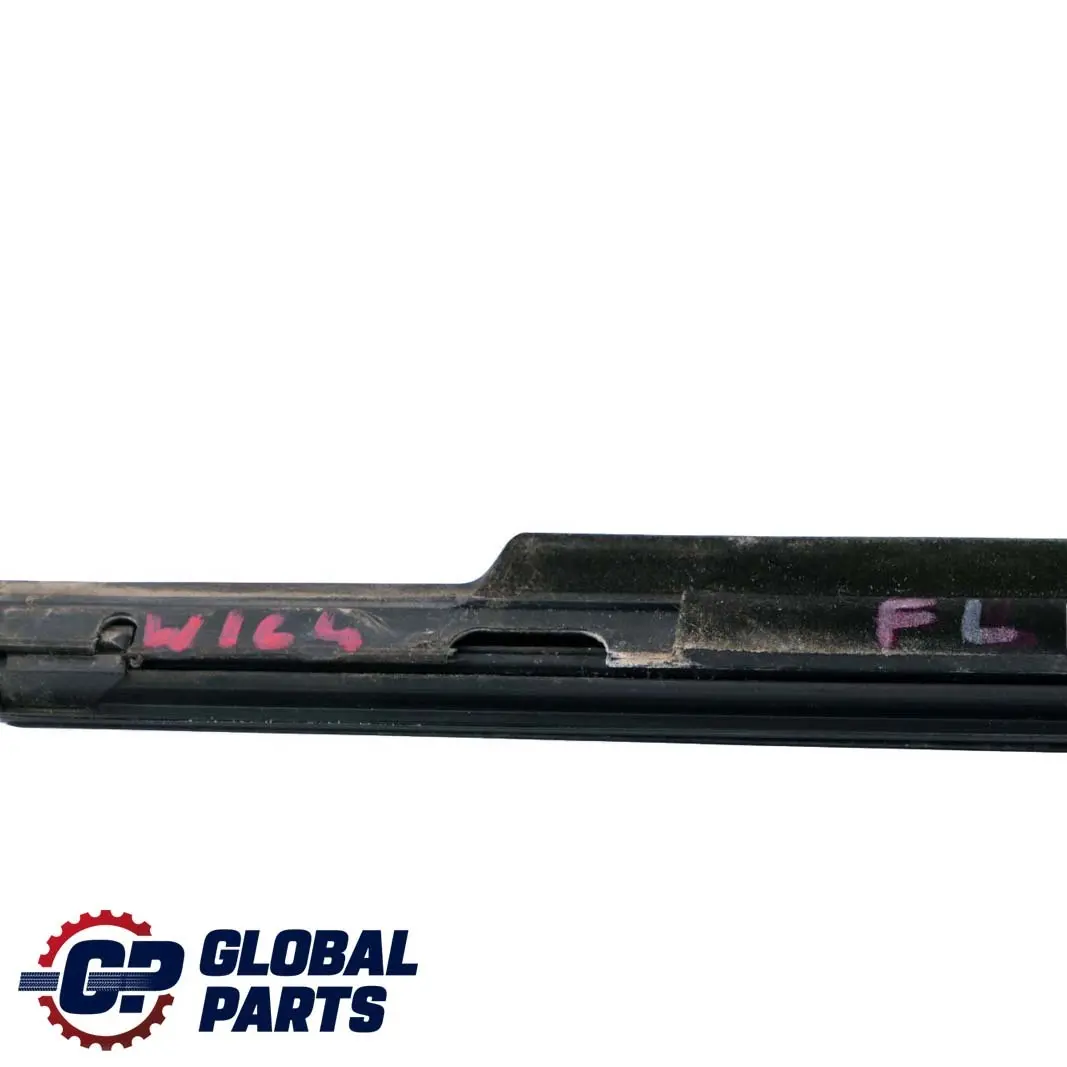 Vorder Tür Fenster Untere Leiste Zierleiste Aussen Links für Mercedes ML W164 mit Teilenummer A1646907580 Mercedes ML W164 Vorder Tür Fenster Untere Leiste Zierleiste Aussen Links - SKU A1646907580 - Teilenummer A1646907580