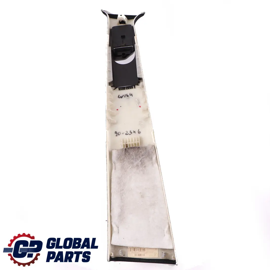 Couvercle garniture pilier B droit Noir pour Mercedes ML W164 GL X164 à propos du numéro de pièce A1646909825 Mercedes ML W164 GL X164 Couvercle garniture pilier B droit Noir - SKU A1646909825 - Numéro de pièce A1646909825