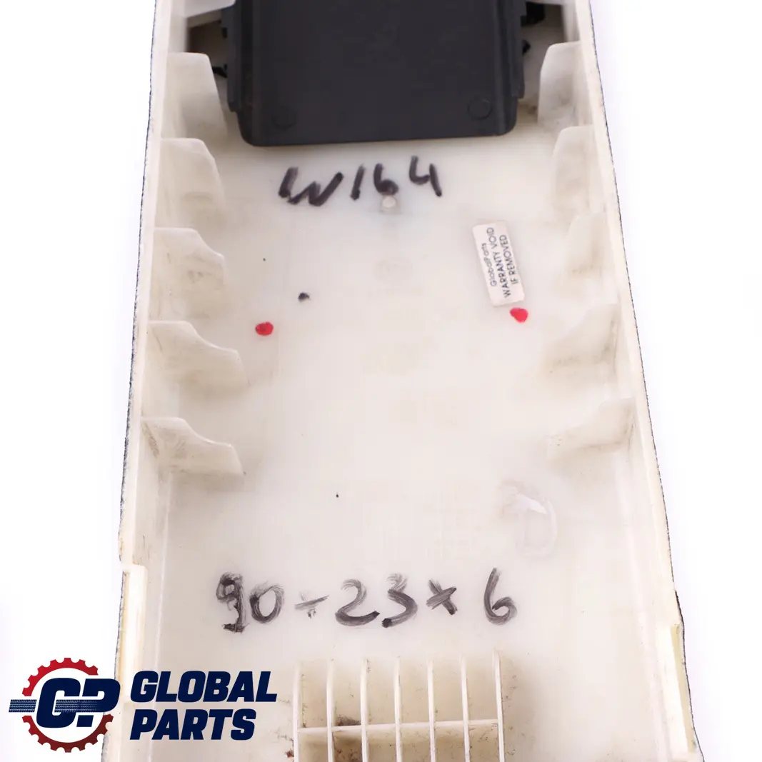 Osłona Prawego Słupka B Czarna do Mercedes ML W164 GL X164 o numerze A1646909825 Mercedes ML W164 GL X164 Osłona Prawego Słupka B Czarna - SKU A1646909825 - Numer Części A1646909825