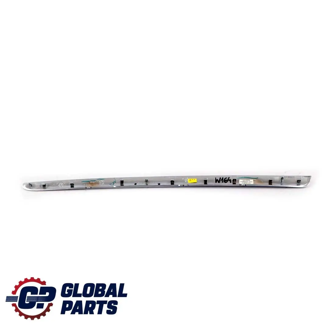 Mercedes-Benz ML GL W164 X164 Bande décorative de carte de porte avant argentée pour à propos du numéro de pièce A1647200522 Mercedes-Benz ML GL W164 X164 Bande décorative de carte de porte avant argentée - SKU A1647200522 - Numéro de pièce A1647200522
