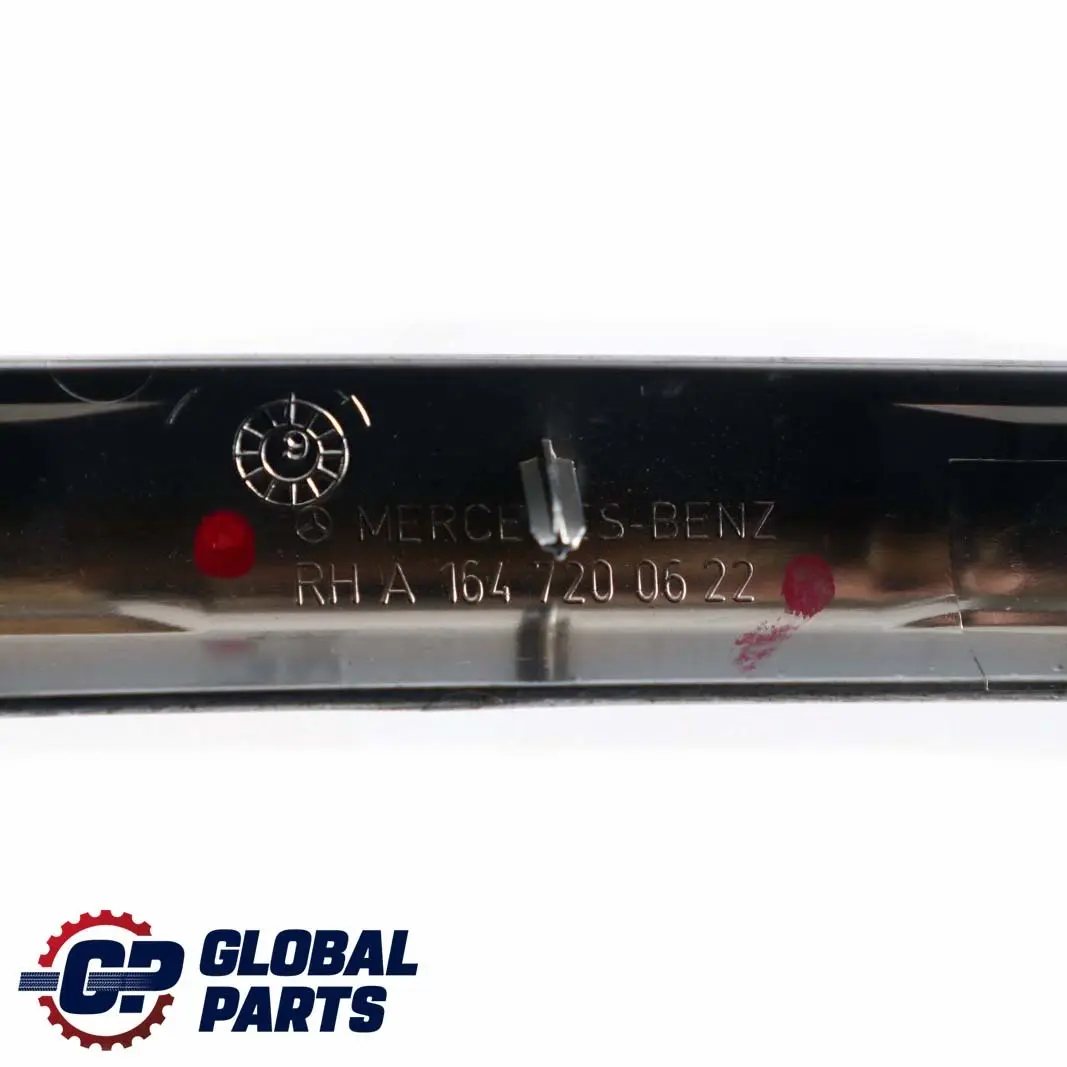 Scheda porta anteriore destra Striscia decorativa Argento per Mercedes ML GL W164 con numero di parte A1647200622 Mercedes ML GL W164 Scheda porta anteriore destra Striscia decorativa Argento - SKU A1647200622 - Numero di parte A1647200622