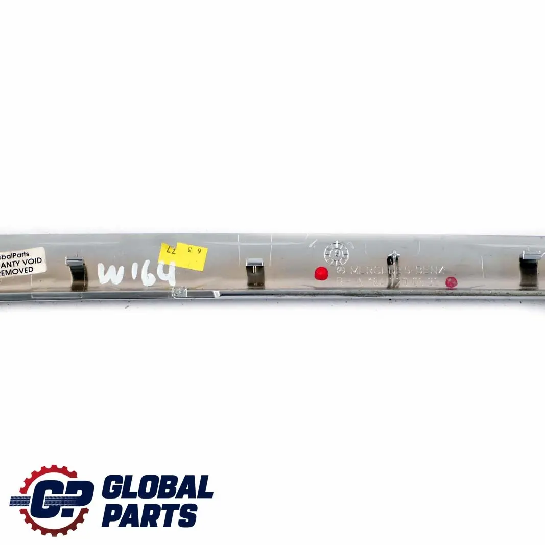 Mercedes ML GL W164 Carte de Porte Avant Droite Bande Décorative Argentée - SKU A1647200622 - Numéro de pièce A1647200622