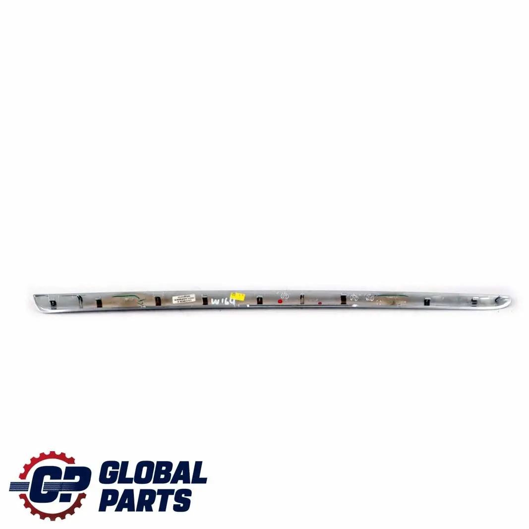 Scheda porta anteriore destra Striscia decorativa Argento per Mercedes ML GL W164 con numero di parte A1647200622 Mercedes ML GL W164 Scheda porta anteriore destra Striscia decorativa Argento - SKU A1647200622 - Numero di parte A1647200622