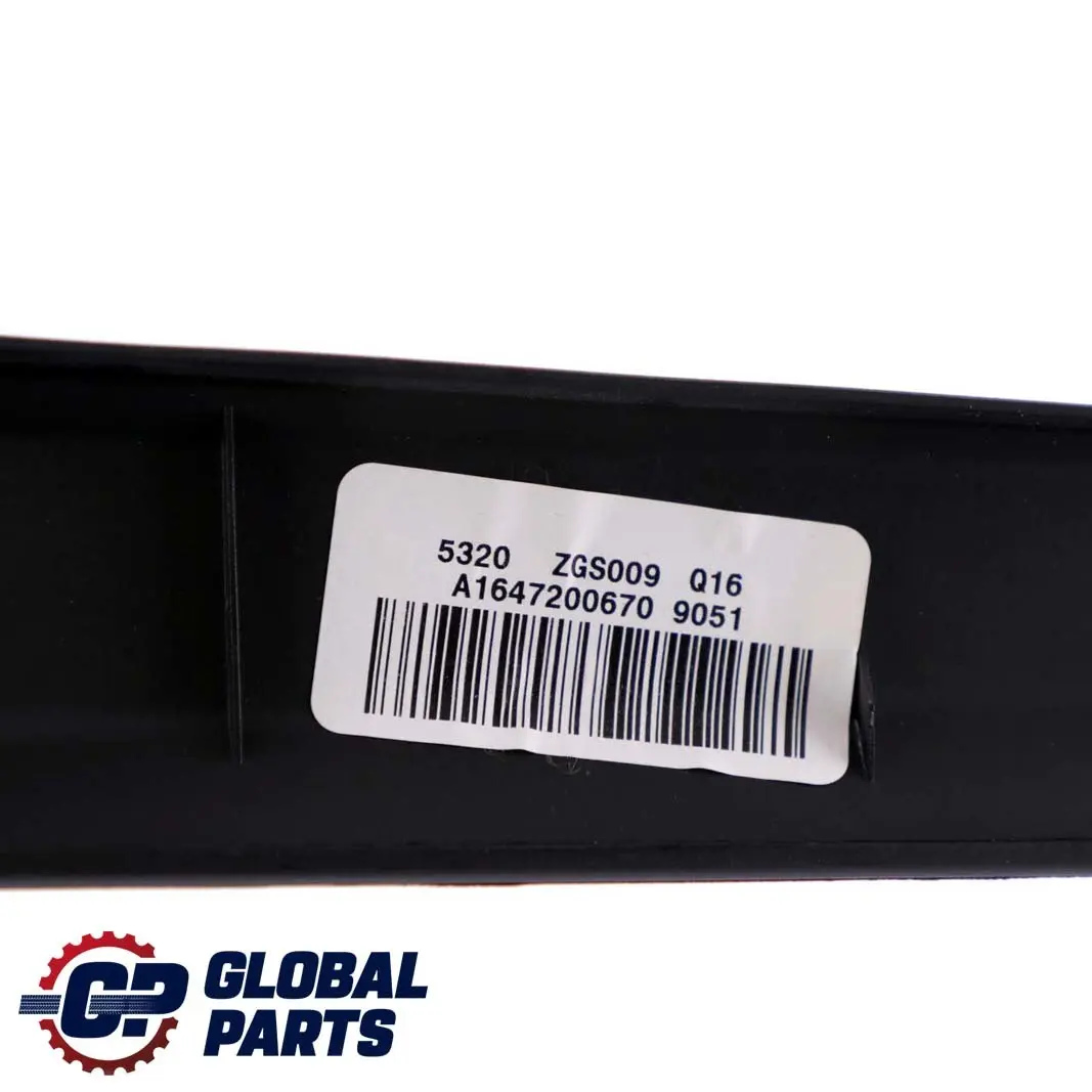 Mercedes-Benz M ML W164 Tapa marco ventana puerta delantera derecha para con número de pieza A1647200670 Mercedes-Benz M ML W164 Tapa marco ventana puerta delantera derecha - SKU A1647200670 - Número de pieza A1647200670