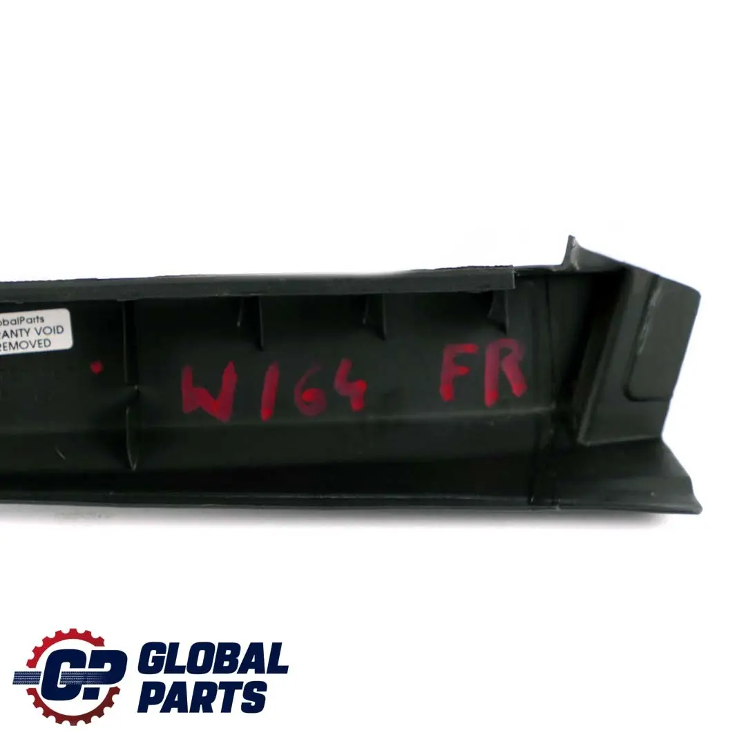 Vordere rechte Tür Fenster Rahmen Verkleidung für Mercedes ML W164 mit Teilenummer A1647200670 Mercedes ML W164 Vordere rechte Tür Fenster Rahmen Verkleidung - SKU A1647200670 - Teilenummer A1647200670