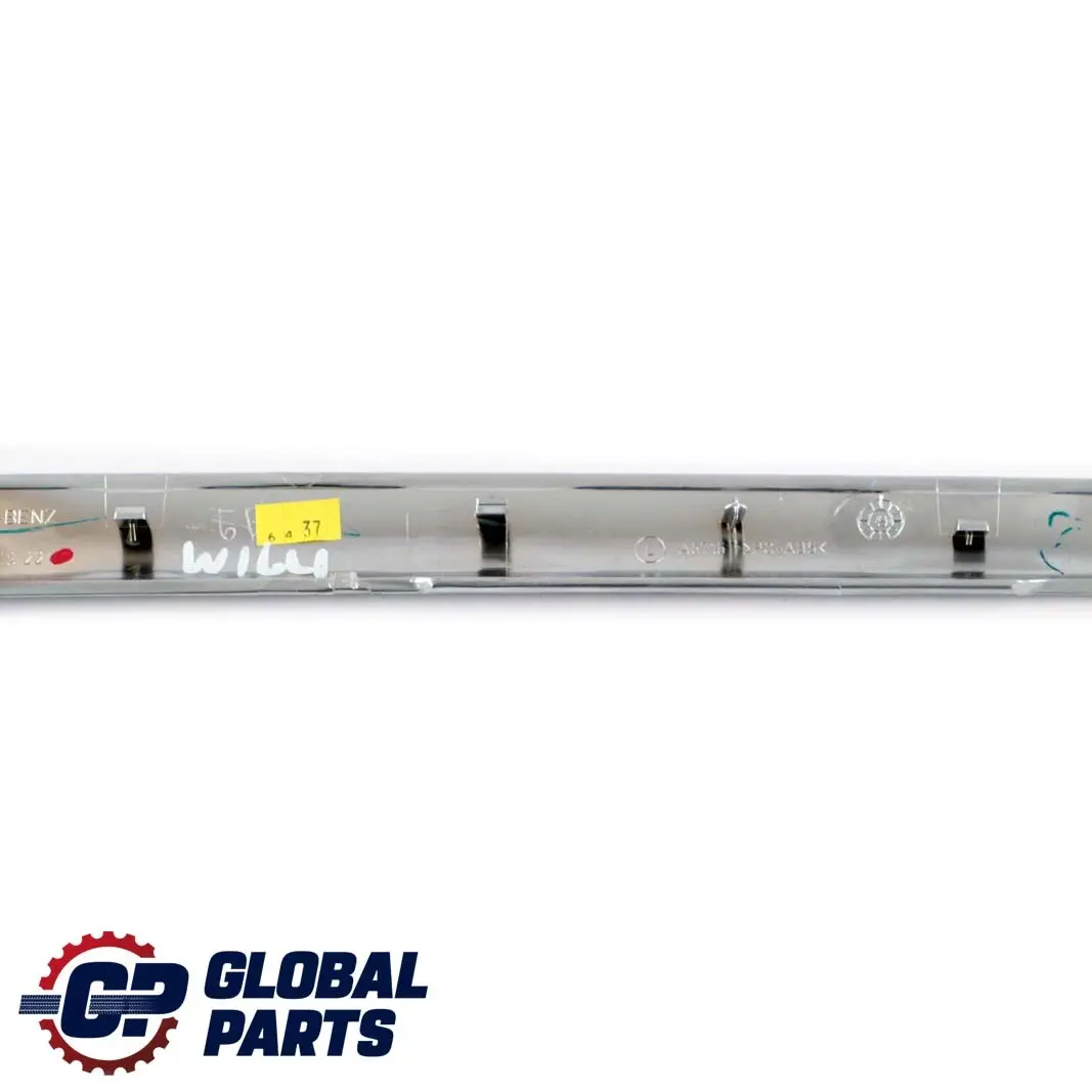Mercedes W164 Scheda Porta Posteriore Destra Striscia Decorativa Argento - SKU A1647200822 - Numero di parte A1647300822