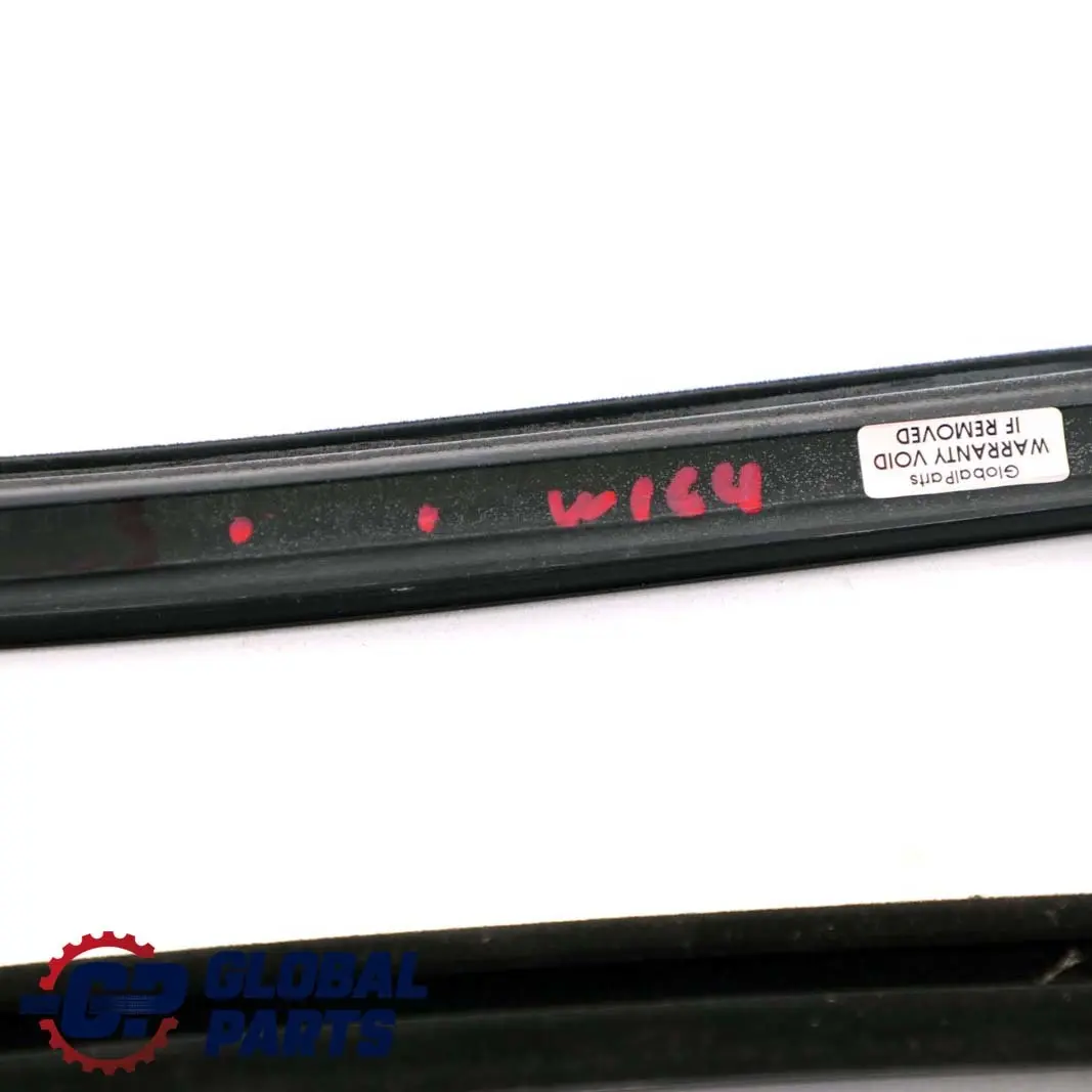 Puerta Delantera Izquierda N/S Junta De Guía De Ventana para Mercedes W164 con número de pieza A1647250325 Mercedes W164 Puerta Delantera Izquierda N/S Junta De Guía De Ventana - SKU A1647250325 - Número de pieza A1647250325