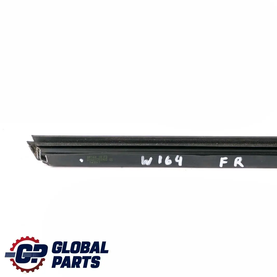 Puerta Delantera Ventana Tira De Sellado Izquierda Derecha para Mercedes ML W164 con número de pieza A1647250965 Mercedes ML W164 Puerta Delantera Ventana Tira De Sellado Izquierda Derecha - SKU A1647250965 - Número de pieza A1647250965
