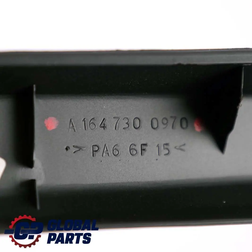 Mercedes W164 Couvercle garniture cadre fenêtre porte arrière gauche - SKU A1647300970 - Numéro de pièce A1647300970