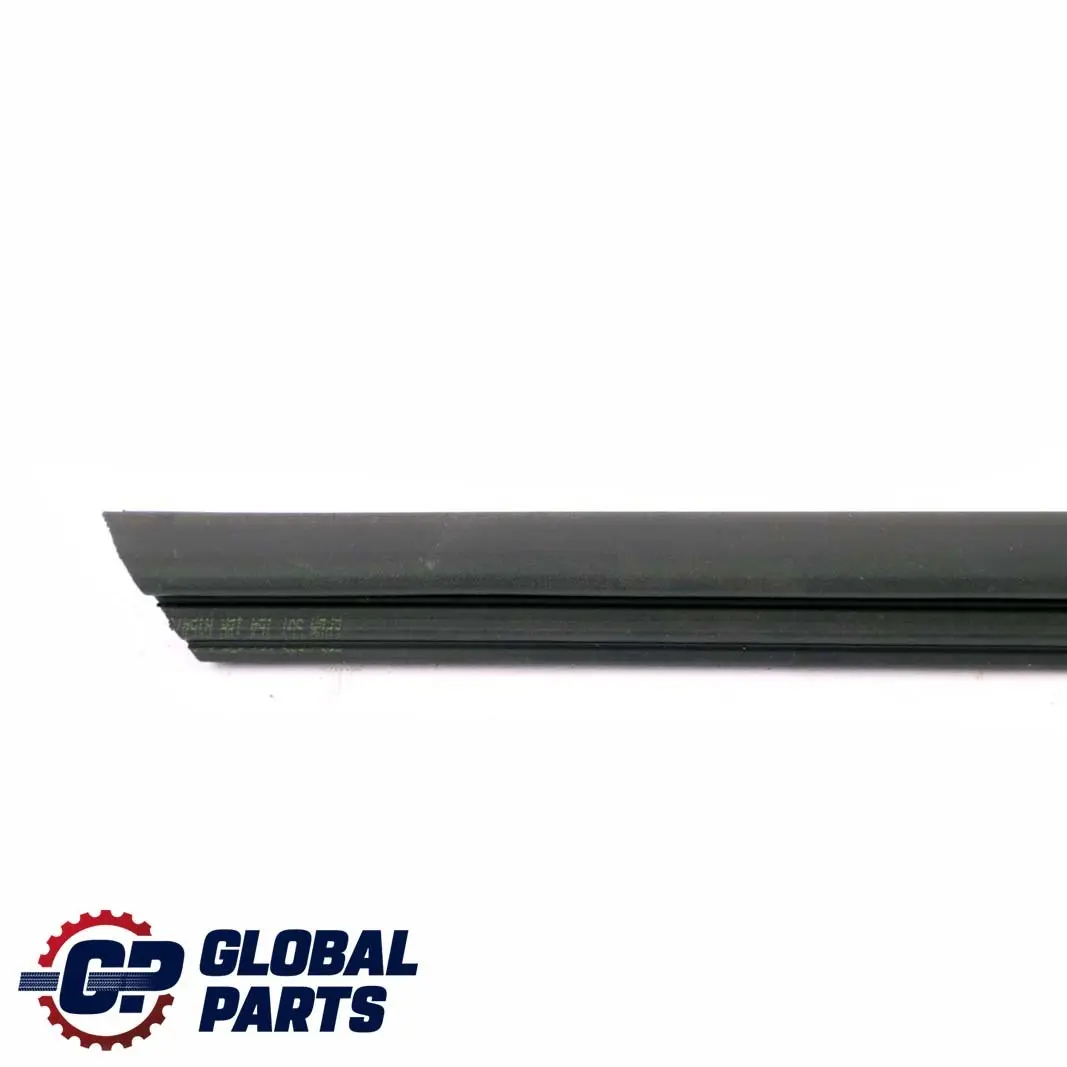 Guarnizione Guida Lunoto Posteriore Sinistra Destra per Mercedes ML W164 con numero di parte A1647351765 Mercedes ML W164 Guarnizione Guida Lunoto Posteriore Sinistra Destra - SKU A1647351765 - Numero di parte A1647351765