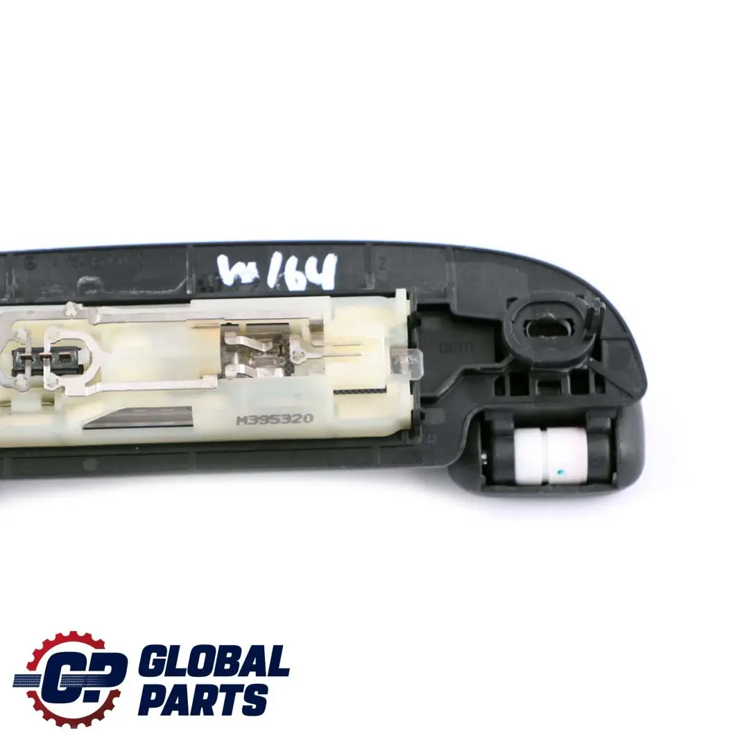 Maniglia tetto posteriore sinistro per Mercedes ML W164 con numero di parte A1648100554 Mercedes ML W164 Maniglia tetto posteriore sinistro - SKU A1648100554 - Numero di parte A1648100554