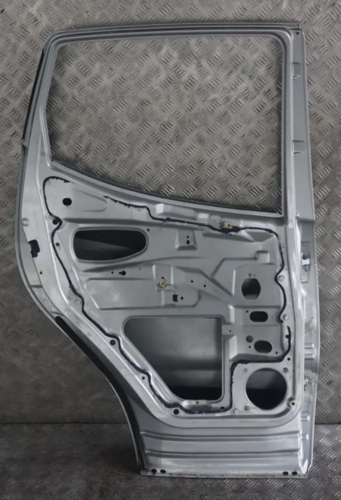 A-Klasse W168 Tür Hinten Links Polar Silber Metallic - 761U für Mercedes mit Teilenummer A1687302305 Mercedes A-Klasse W168 Tür Hinten Links Polar Silber Metallic - 761U - SKU A1687302305-PS - Teilenummer A1687302305