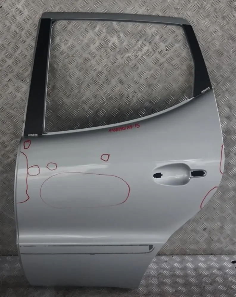 A-klasa W168 drzwi lewy tył Polar silver do MERCEDES o numerze A1687302305 MERCEDES A-klasa W168 drzwi lewy tył Polar silver - SKU A1687302305-PS - Numer Części A1687302305