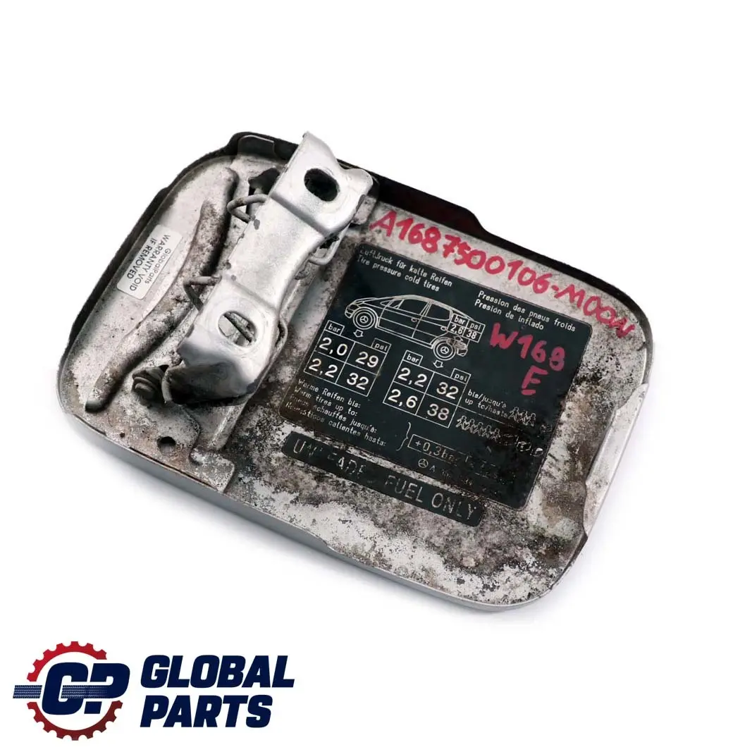 Benz a Class W168 Sportellino Serbatoio Tappo Moonlight Argento - 706 per Mercedes con numero di parte A1687500106 Mercedes Benz a Class W168 Sportellino Serbatoio Tappo Moonlight Argento - 706 - SKU A1687500106-MOON - Numero di parte A1687500106