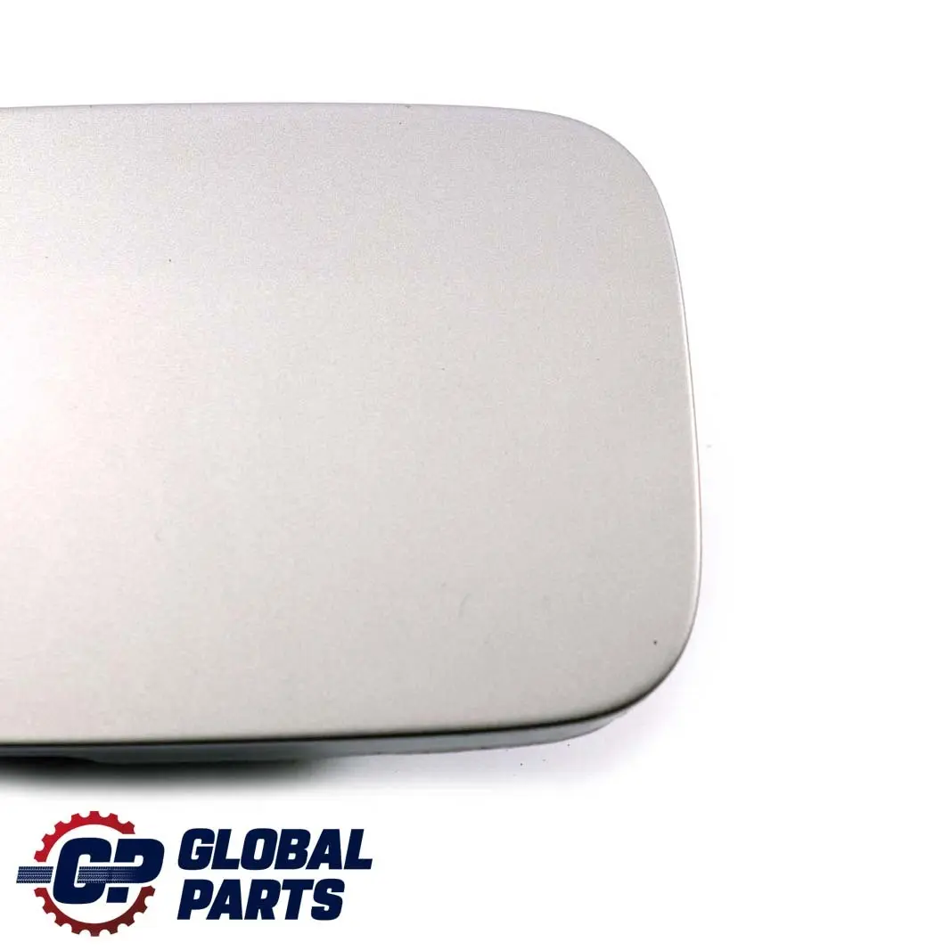 Benz a Class W168 Sportellino Serbatoio Tappo Moonlight Argento - 706 per Mercedes con numero di parte A1687500106 Mercedes Benz a Class W168 Sportellino Serbatoio Tappo Moonlight Argento - 706 - SKU A1687500106-MOON - Numero di parte A1687500106