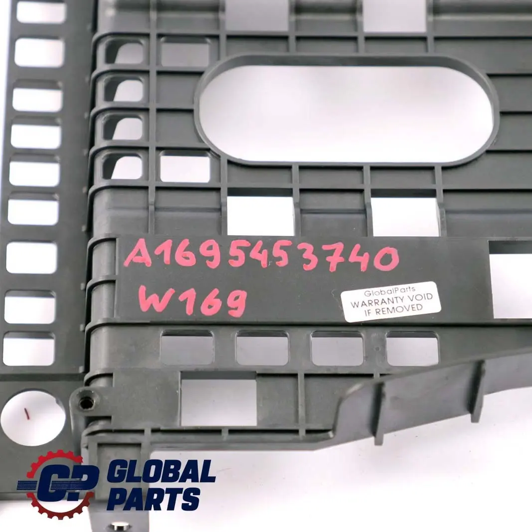 Uchwyt skrzynki bezpieczników do Mercedes W169 o numerze A1695453740 Mercedes W169 Uchwyt skrzynki bezpieczników - SKU A1695453740 - Numer Części A1695453740