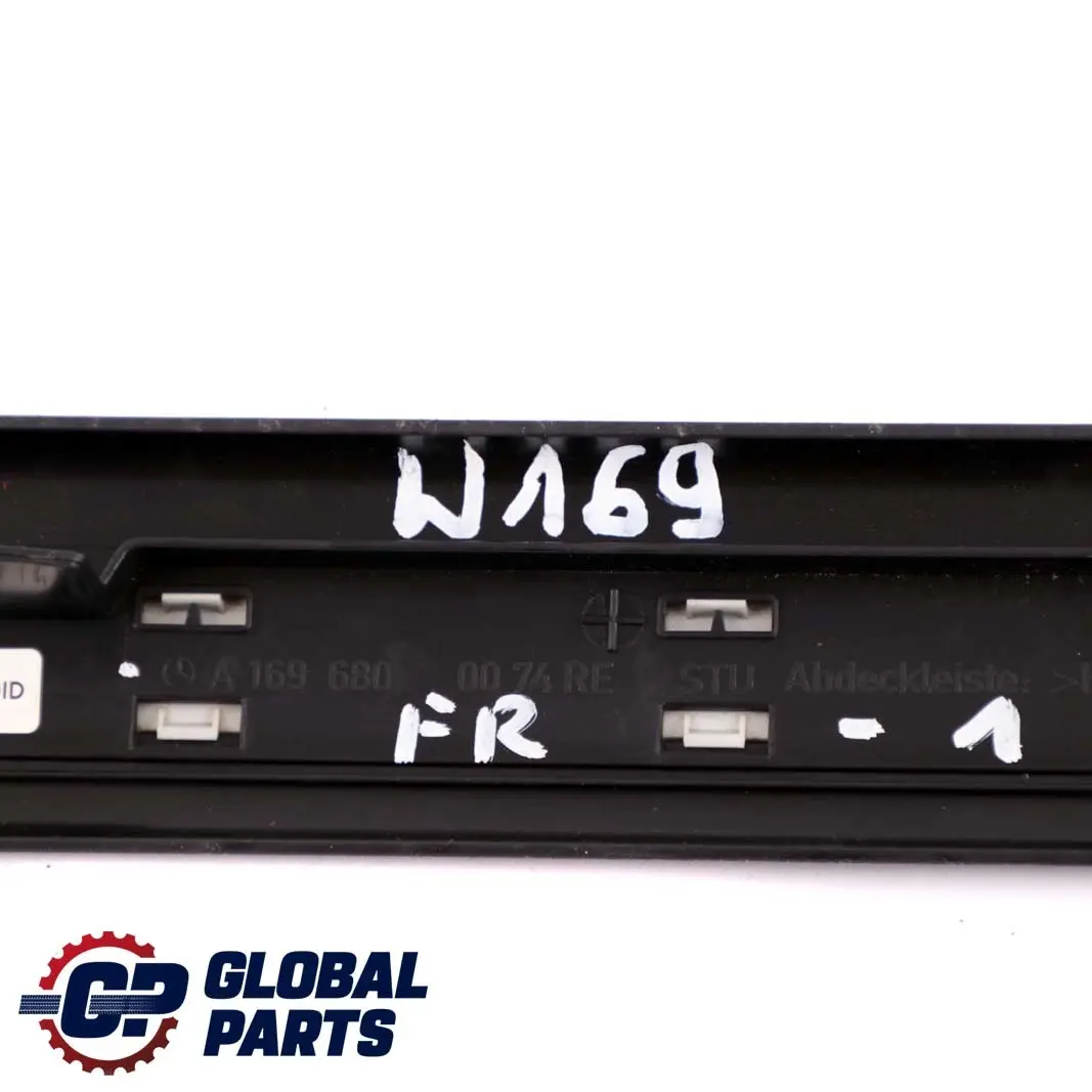 Mercedes W169 Porta Anteriore Destra O/S Sill Entrance Trim Strip Nero - SKU A1696800074-1 - Numero di parte A1696800074