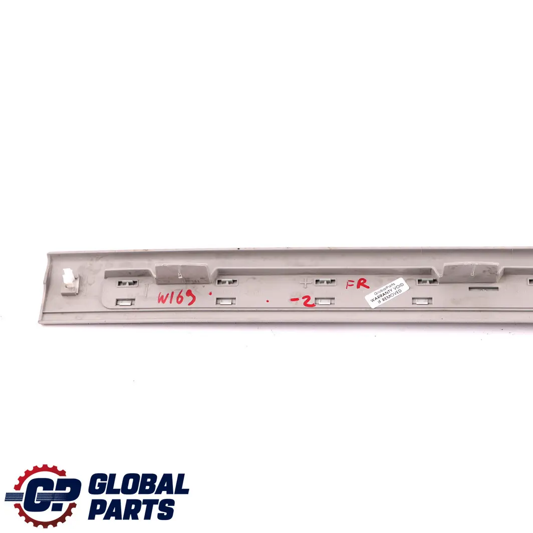 Embellecedor de umbral de puerta delantera derecha Mercedes W169 Gris para con número de pieza A1696800074 Embellecedor de umbral de puerta delantera derecha Mercedes W169 Gris - SKU A1696800074-2 - Número de pieza A1696800074