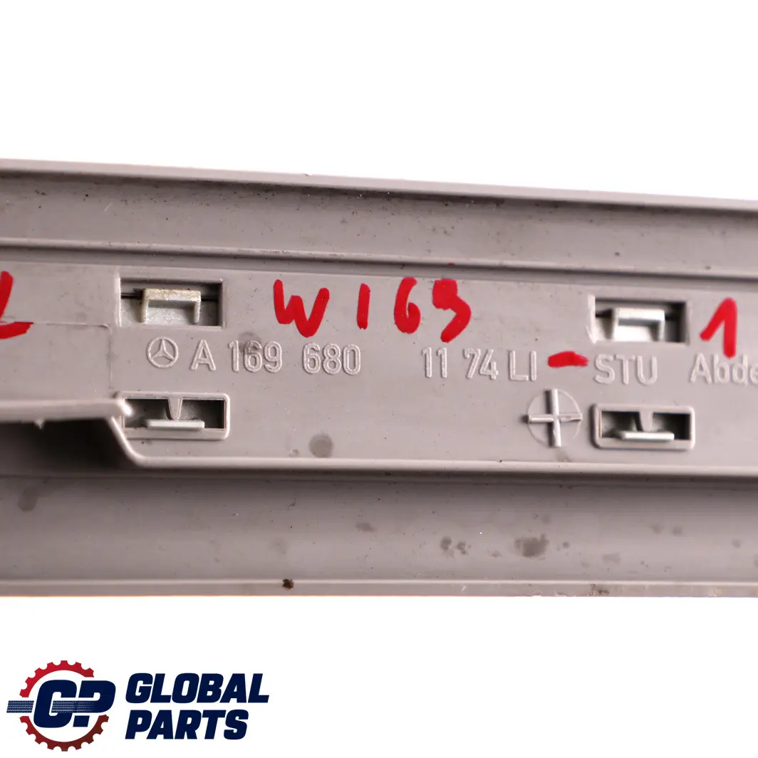 Moldura Umbral De Puerta Delantera Gris Izquierda para Mercedes W169 con número de pieza A1696801174 Mercedes W169 Moldura Umbral De Puerta Delantera Gris Izquierda - SKU A1696801174-2 - Número de pieza A1696801174