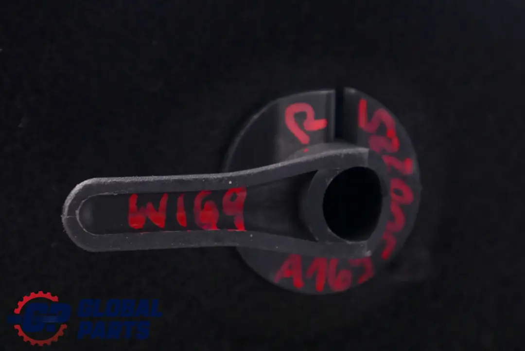 L'aletta del pannello rivestimento laterale destro del bagagliaio per Mercedes W169 con numero di parte A1696900225 Mercedes W169 L'aletta del pannello rivestimento laterale destro del bagagliaio - SKU A1696900225-1 - Numero di parte A1696900225