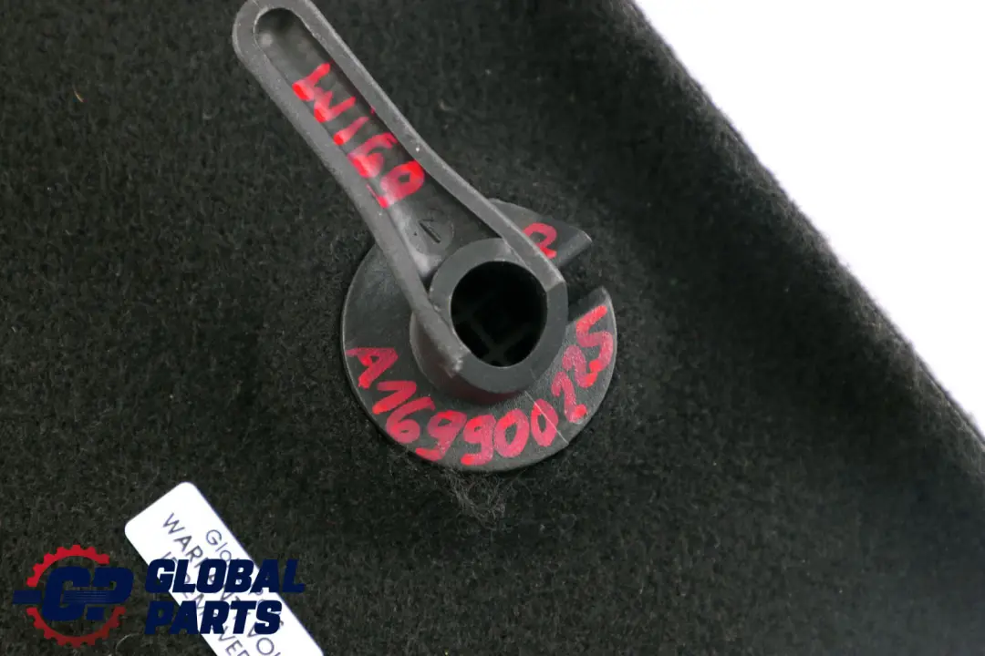 L'aletta del pannello rivestimento laterale destro del bagagliaio per Mercedes W169 con numero di parte A1696900225 Mercedes W169 L'aletta del pannello rivestimento laterale destro del bagagliaio - SKU A1696900225-1 - Numero di parte A1696900225