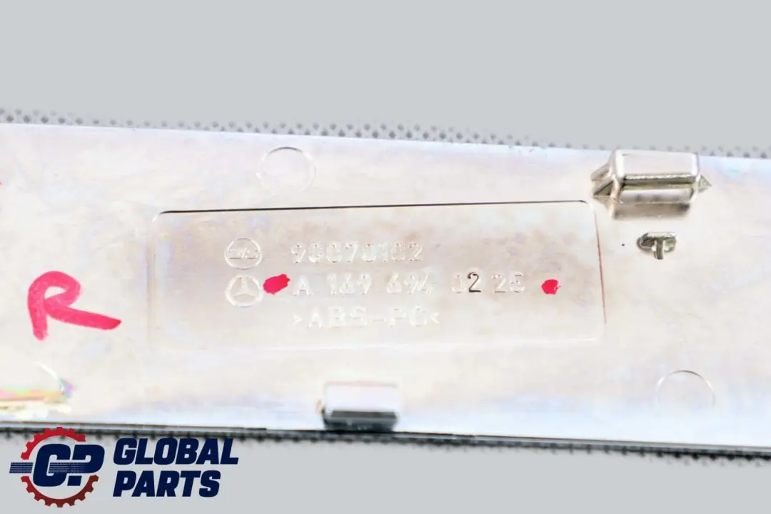  Mercedes-Benz Classe B W245 Capot Seuil de Chargement Droite Chrome - SKU A1696940225 - Numéro de pièce A1696940225