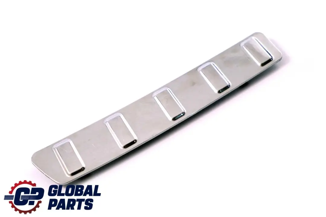 Moulure d'habillage de coffre arrière droite pour Mercedes W245 à propos du numéro de pièce A1696940425 Mercedes W245 Moulure d'habillage de coffre arrière droite - SKU A1696940425 - Numéro de pièce A1696940425