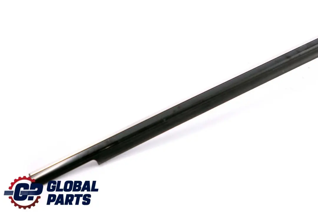 Mercedes-Benz W245 Modanatura Finestrino Porta Anteriore Sinistra per con numero di parte A1697200324 Mercedes-Benz W245 Modanatura Finestrino Porta Anteriore Sinistra - SKU A1697200324 - Numero di parte A1697200324