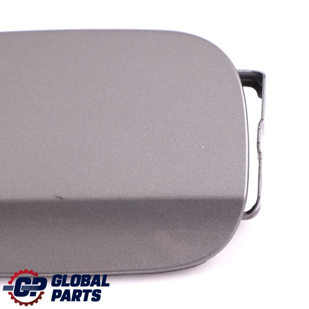 Mercedes-Benz Tankklappe Tankdeckelabdeckung Berggrau Metallic Finish 787 für mit Teilenummer A1697500106 Mercedes-Benz Tankklappe Tankdeckelabdeckung Berggrau Metallic Finish 787 - SKU A1697500106-MG - Teilenummer A1697500106