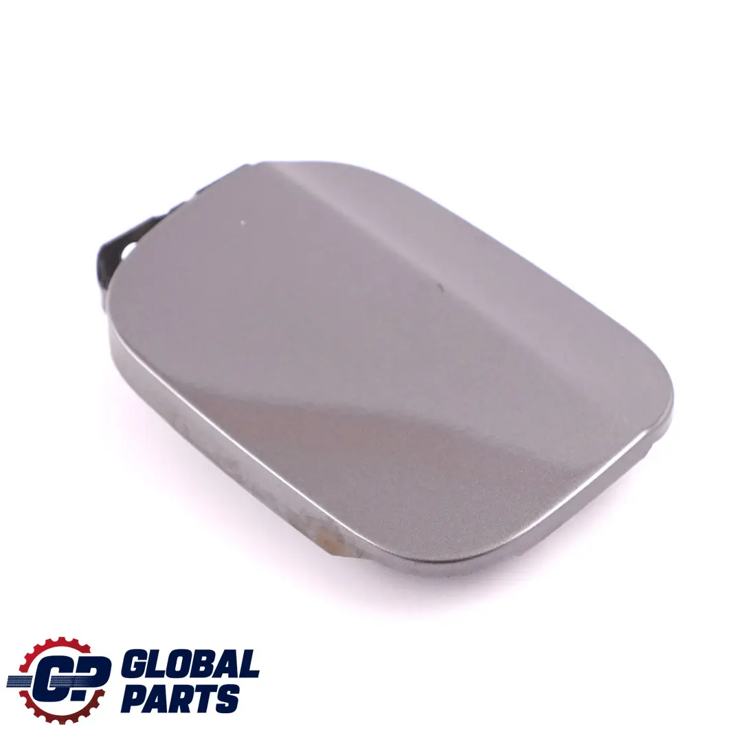 Mercedes-Benz Tankklappe Tankdeckelabdeckung Berggrau Metallic Finish 787 für mit Teilenummer A1697500106 Mercedes-Benz Tankklappe Tankdeckelabdeckung Berggrau Metallic Finish 787 - SKU A1697500106-MG - Teilenummer A1697500106