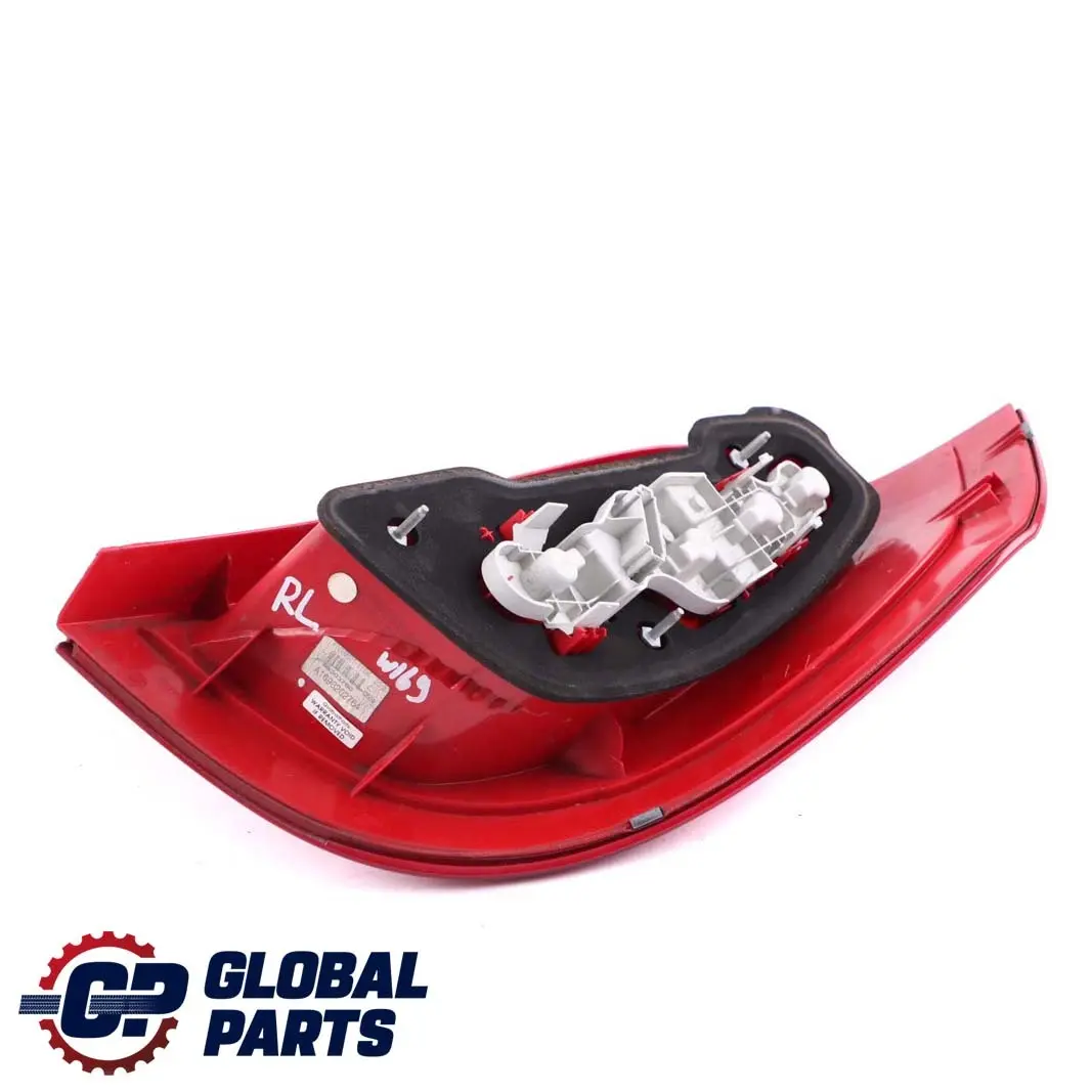 Panneau latéral du feu arrière gauche pour Mercedes W169 à propos du numéro de pièce A1698202764 Mercedes W169 Panneau latéral du feu arrière gauche - SKU A1698202764 - Numéro de pièce A1698202764