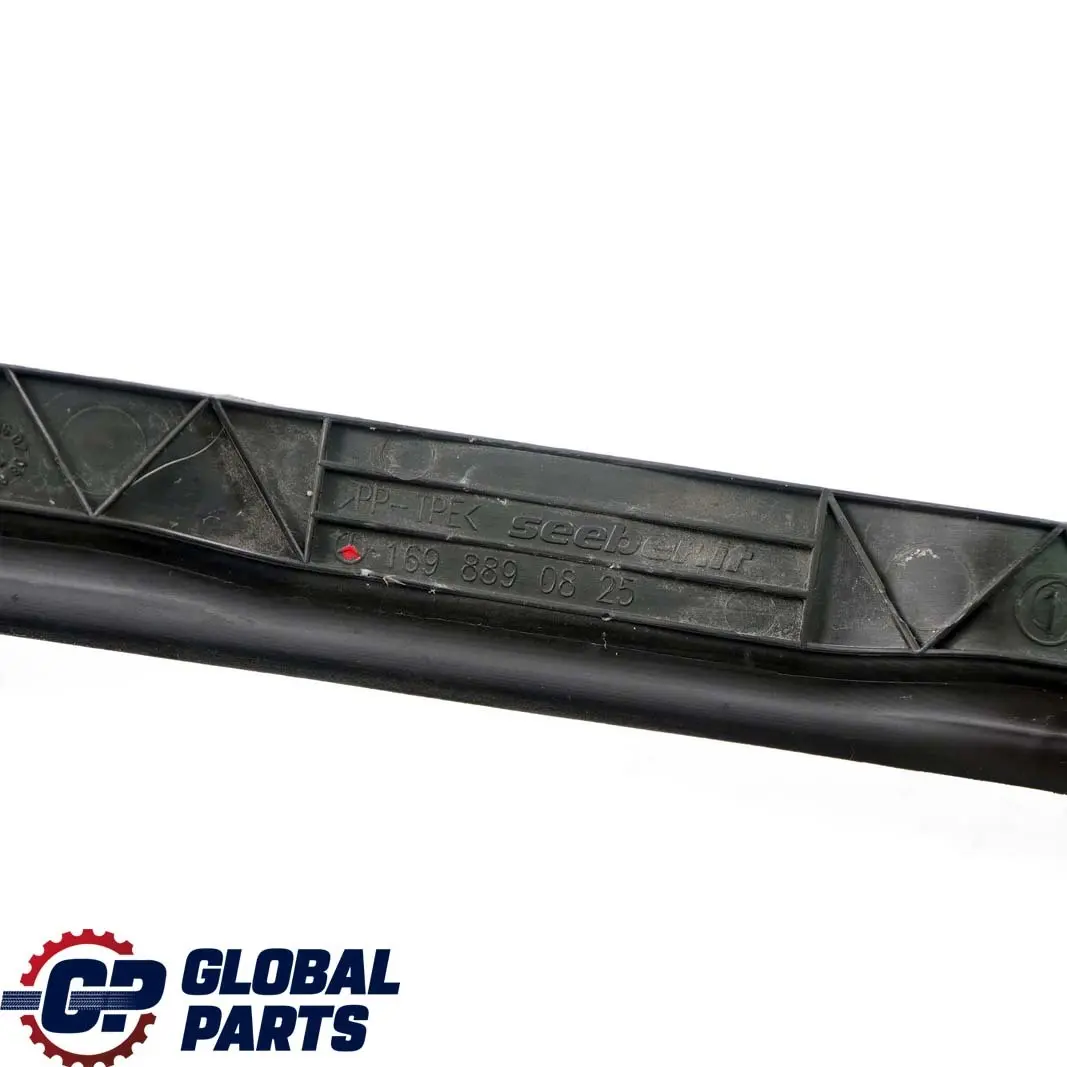 Mercedes-Benz W245 Front Right Panel Fender Rubber Seal Gasket para con número de pieza A1698890825 Mercedes-Benz W245 Front Right Panel Fender Rubber Seal Gasket - SKU A1698890825 - Número de pieza A1698890825