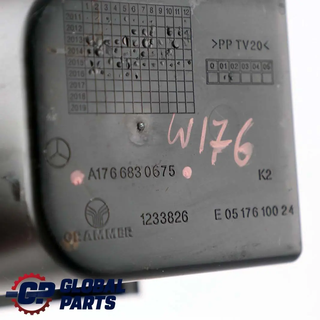 Console Centrale Portabicchieri per Mercedes W176 con numero di parte A1766830675 Mercedes W176 Console Centrale Portabicchieri - SKU A1766830675 - Numero di parte A1766830675