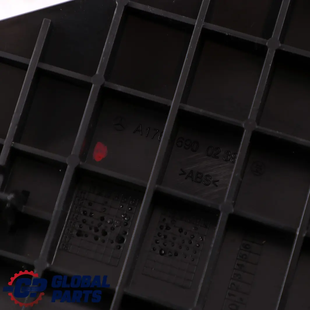 Supporto pannello di copertura del montante C destro per Mercedes W176 con numero di parte A1766900238 Mercedes W176 Supporto pannello di copertura del montante C destro - SKU A1766900238 - Numero di parte A1766900238