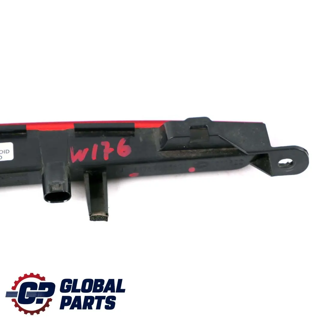 Terza luce di stop supplementare posteriore per Mercedes A W176 con numero di parte A1769068600 Mercedes A W176 Terza luce di stop supplementare posteriore - SKU A1769068600 - Numero di parte A1769068600