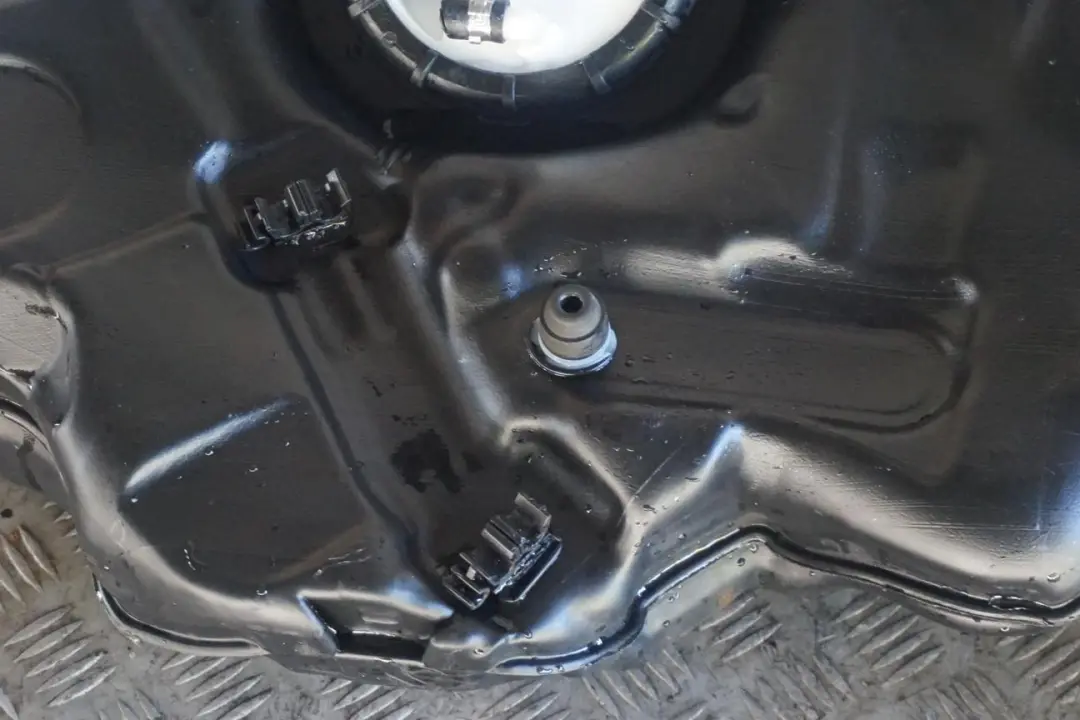 Benz Classe C W203 Diesel Serbatoio completo 62L per Mercedes con numero di parte A2034707501 Mercedes Benz Classe C W203 Diesel Serbatoio completo 62L - SKU A2034707501 - Numero di parte A2034707501