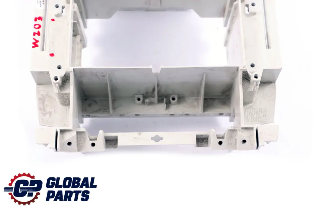 Einbaurahmen Radio Rahmen für Mercedes W203 mit Teilenummer A2036890516 Mercedes W203 Einbaurahmen Radio Rahmen - SKU A2036890516 - Teilenummer A2036890516