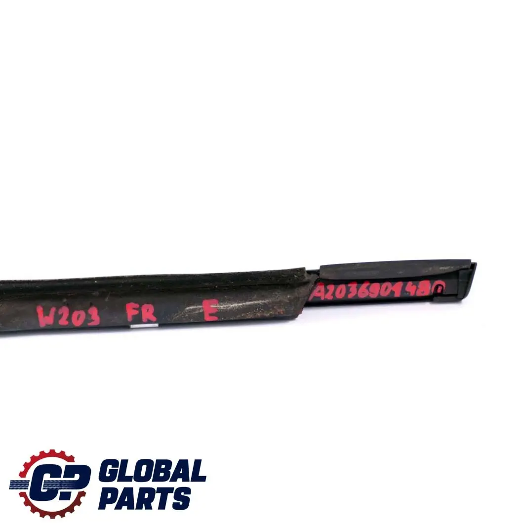 Mercedes-Benz C W203 Delantero Derecho Ventana Moldura Tira para con número de pieza A2036901480 Mercedes-Benz C W203 Delantero Derecho Ventana Moldura Tira - SKU A2036901480 - Número de pieza A2036901480